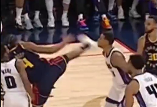 抬腳過高踢到了對手下巴！NBA官方：穆迪這一動(dòng)作被判1級(jí)惡犯