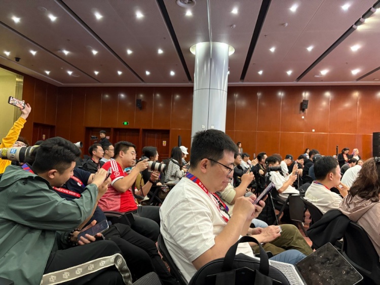 萬眾矚目！記者擠滿國足賽前新聞發(fā)布廳，賽場記者預(yù)計超300人